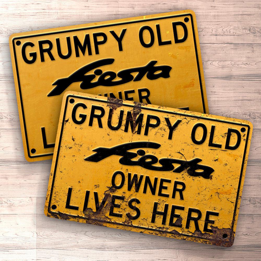 Ford Fiesta Grumpy Old Ford Fiesta Owner Lives Here Skilte, Musemåtte, Dørmåtte , Plakat-Skilte-Ford-Garage Culture Shop- garage - man cave - merchandise