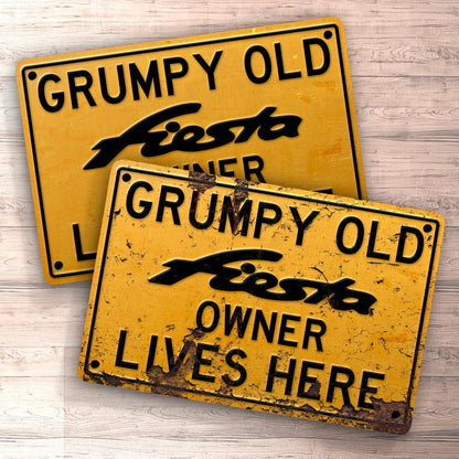 Ford Fiesta Grumpy Old Ford Fiesta Owner Lives Here Skilte, Musemåtte, Dørmåtte , Plakat-Skilte-Ford-Garage Culture Shop- garage - man cave - merchandise