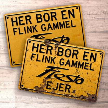 Ford Fiesta Her Bor En Flink Gammel Ford Fiesta Ejer Skilte, Musemåtte, Dørmåtte-Skilte-Ford-Garage Culture Shop- garage - man cave - merchandise