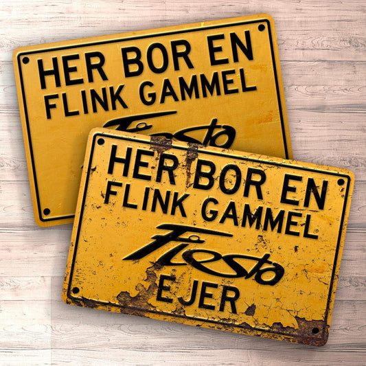 Ford Fiesta Her Bor En Flink Gammel Ford Fiesta Ejer Skilte, Musemåtte, Dørmåtte-Skilte-Ford-Garage Culture Shop- garage - man cave - merchandise
