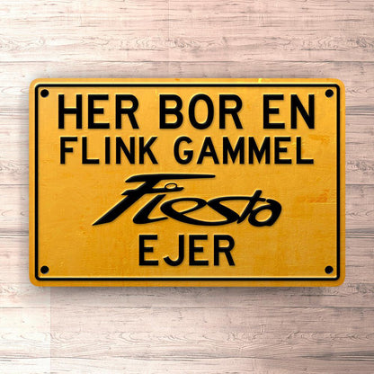 Ford Fiesta Her Bor En Flink Gammel Ford Fiesta Ejer Skilte, Musemåtte, Dørmåtte , Plakat-Skilte-Ford-Garage Culture Shop- garage - man cave - merchandise