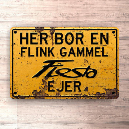 Ford Fiesta Her Bor En Flink Gammel Ford Fiesta Ejer Skilte, Musemåtte, Dørmåtte , Plakat-Skilte-Ford-Garage Culture Shop- garage - man cave - merchandise