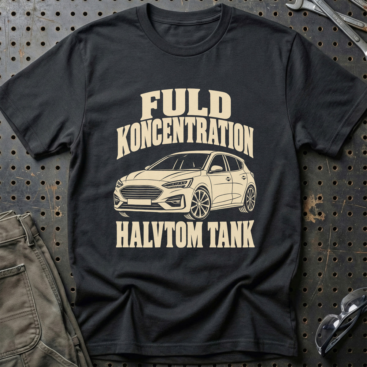 
Ford Focus IV – Fuld koncentration halvtom tank – Unisex T-Shirt – Sort