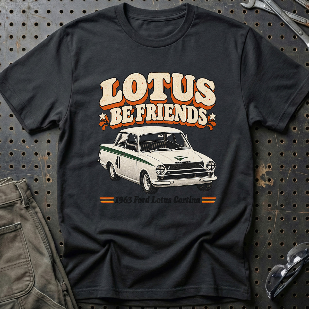 
Ford Lotus Cortina 1963 – Lotus Be Friends T-Shirt – Sort