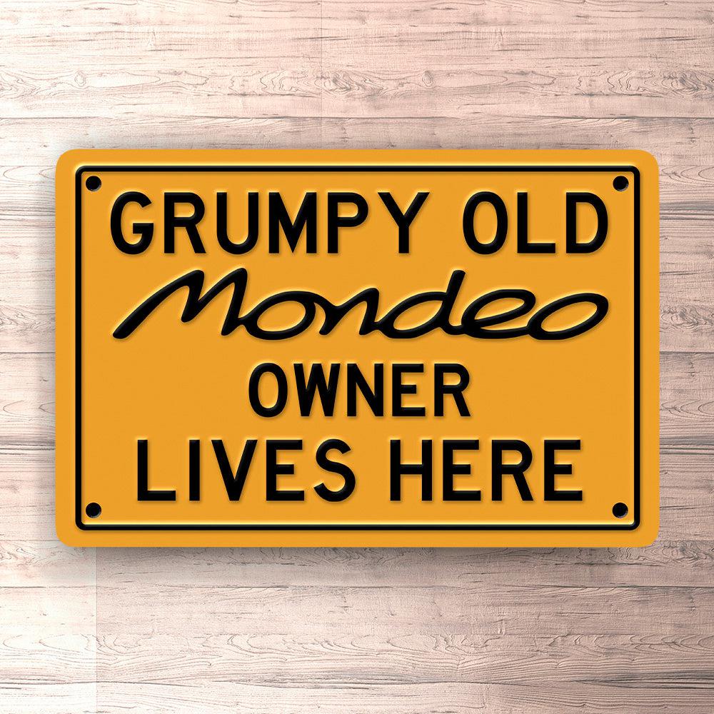 Ford Mondeo Grumpy Old Ford Mondeo Owner Lives Here Skilte, Musemåtte, Dørmåtte , Plakat-Skilte-Ford-Garage Culture Shop- garage - man cave - merchandise
