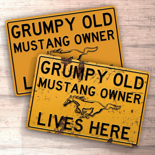 Ford Mustang Grumpy Old Ford Mustang Owner Lives Here Skilte, Musemåtte, Dørmåtte , Plakat-Skilte-Ford-Garage Culture Shop- garage - man cave - merchandise