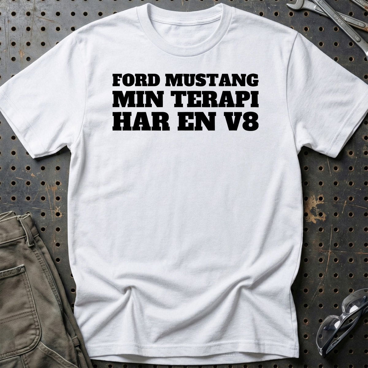 
Produktbillede af Ford Mustang – Min Terapi Har En V8 T-Shirt