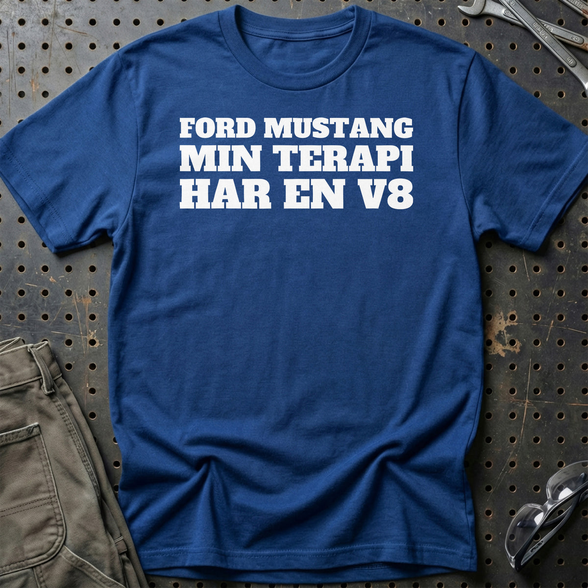 
Produktbillede af Ford Mustang – Min Terapi Har En V8 T-Shirt