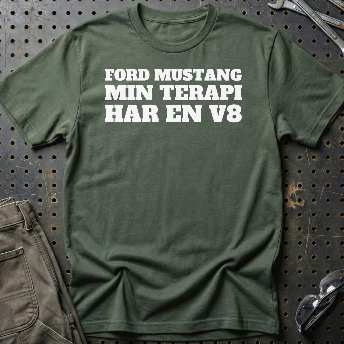 
Produktbillede af Ford Mustang – Min Terapi Har En V8 T-Shirt