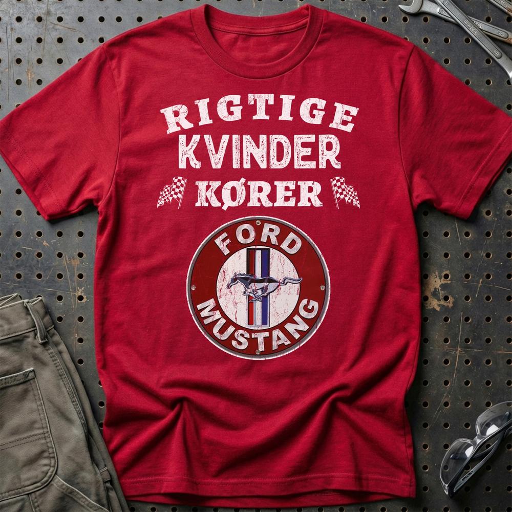 Ford Mustang Rigtige Kvinder Kører T-Shirt-Beklædning-Ford-Rød-S-Garage Culture Shop- garage - man cave - merchandise