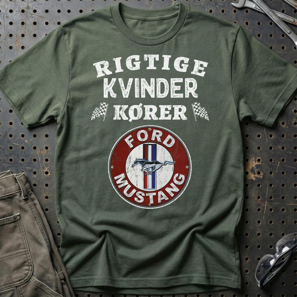 Ford Mustang Rigtige Kvinder Kører T-Shirt-Beklædning-Ford-Grøn Militær-S-Garage Culture Shop- garage - man cave - merchandise
