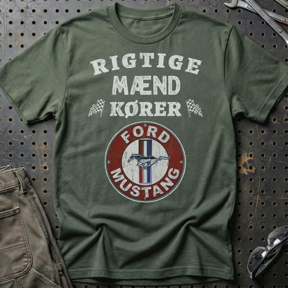 Ford Mustang Rigtige Mænd Kører T-Shirt-Beklædning-Ford-Grøn Militær-S-Garage Culture Shop- garage - man cave - merchandise