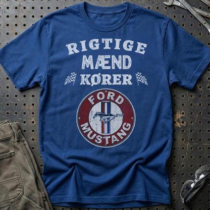 Ford Mustang Rigtige Mænd Kører - Unisex T-Shirt , Bomuld-Beklædning-Ford-Blå Royal-S-Garage Culture Shop- garage - man cave - merchandise