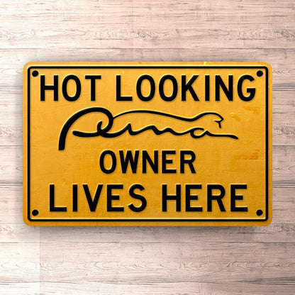 Ford Puma Hot Looking Ford Puma Owner Lives Here Skilte, Musemåtte, Dørmåtte , Plakat-Skilte-Ford-Garage Culture Shop- garage - man cave - merchandise