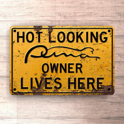 Ford Puma Hot Looking Ford Puma Owner Lives Here Skilte, Musemåtte, Dørmåtte , Plakat-Skilte-Ford-Garage Culture Shop- garage - man cave - merchandise