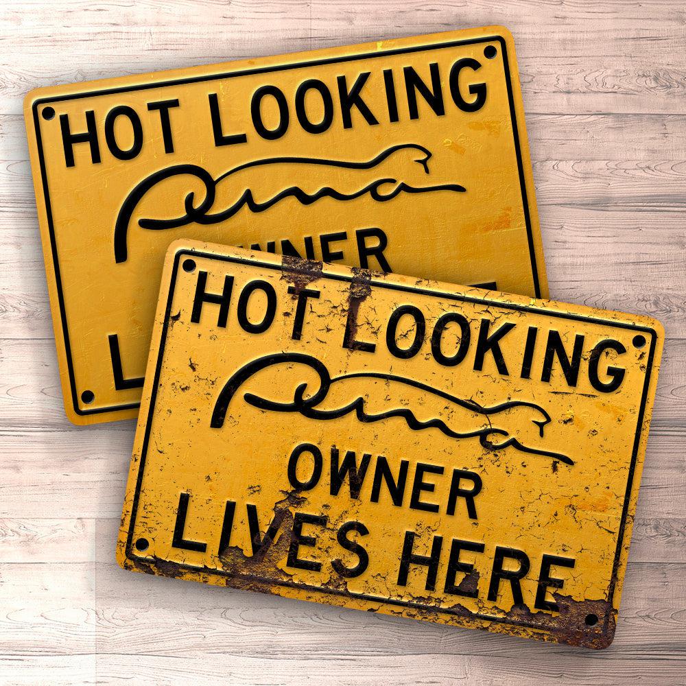 Ford Puma Hot Looking Ford Puma Owner Lives Here Skilte, Musemåtte, Dørmåtte , Plakat-Skilte-Ford-Garage Culture Shop- garage - man cave - merchandise