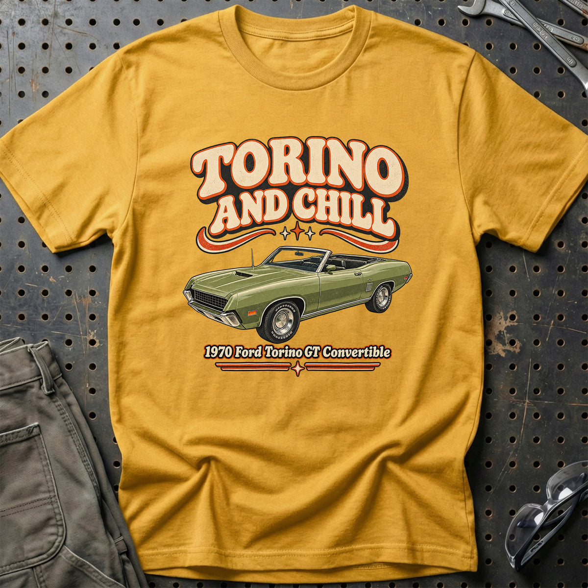 
Ford Torino GT Convertible 1970 – Torino and Chill T-Shirt – Guld