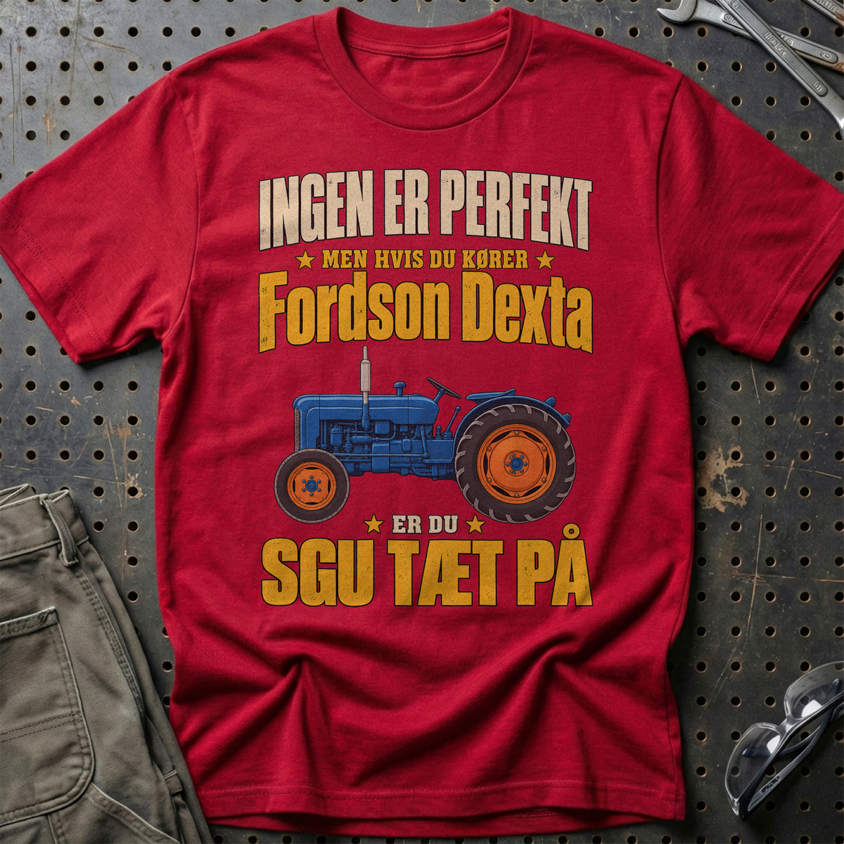 
Produktbillede af Fordson Dexta – Ingen Er Perfekt T-Shirt