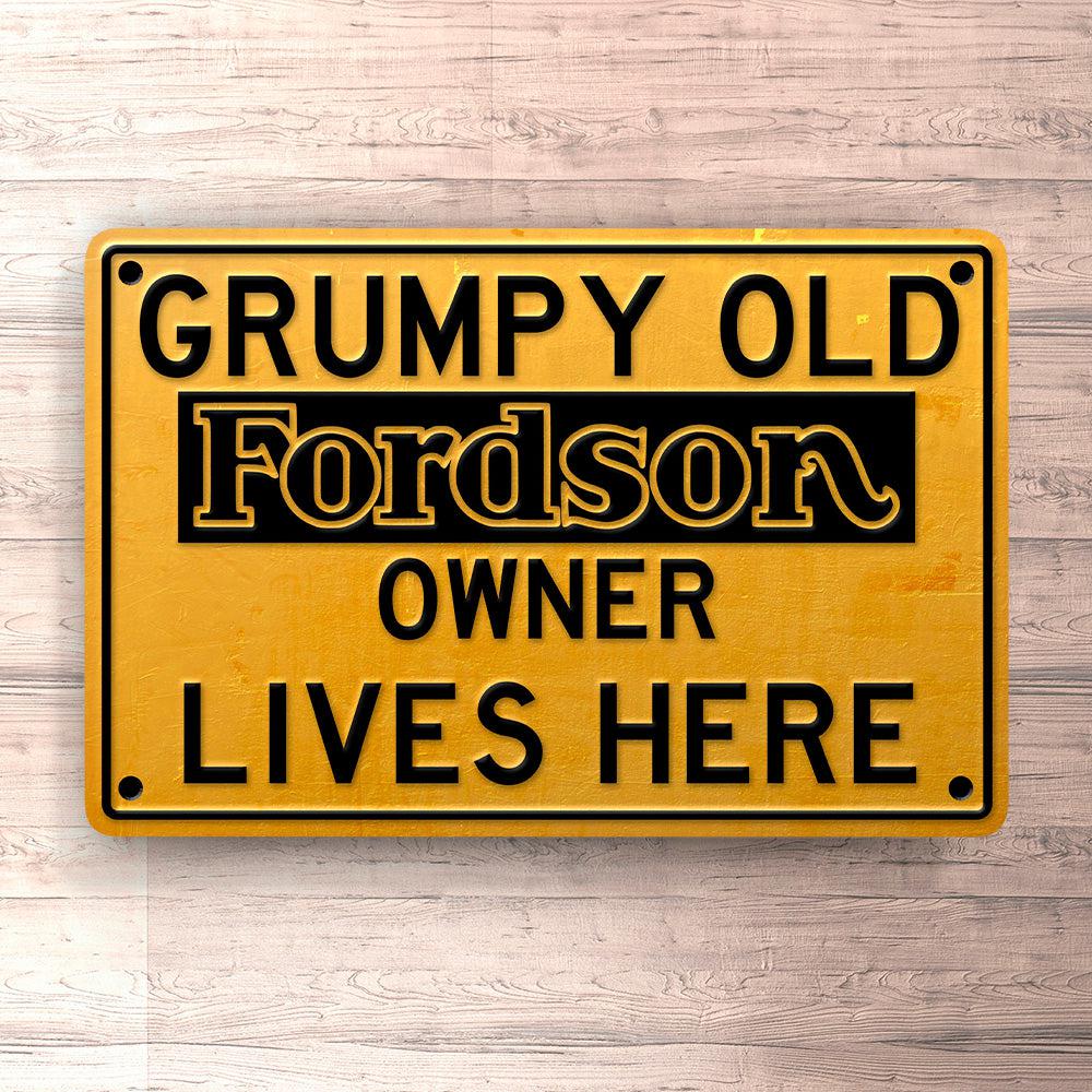 Fordson Grumpy Old Fordson Owner Lives Here Skilte, Musemåtte, Dørmåtte-Skilte-Fordson-Garage Culture Shop- garage - man cave - merchandise