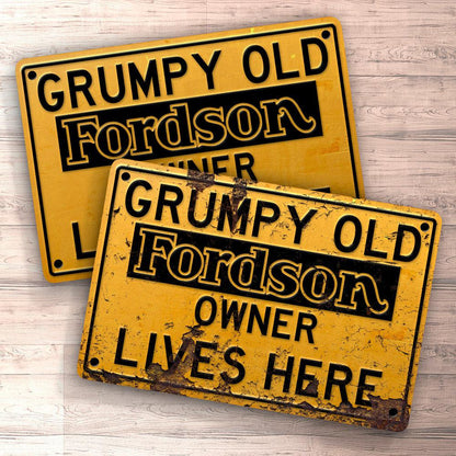 Fordson Grumpy Old Fordson Owner Lives Here Skilte, Musemåtte, Dørmåtte , Plakat-Skilte-Fordson-Garage Culture Shop- garage - man cave - merchandise