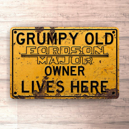 Fordson Major Grumpy Old Fordson Major Owner Lives Here Skilte, Musemåtte, Dørmåtte , Plakat-Skilte-Fordson-Garage Culture Shop- garage - man cave - merchandise
