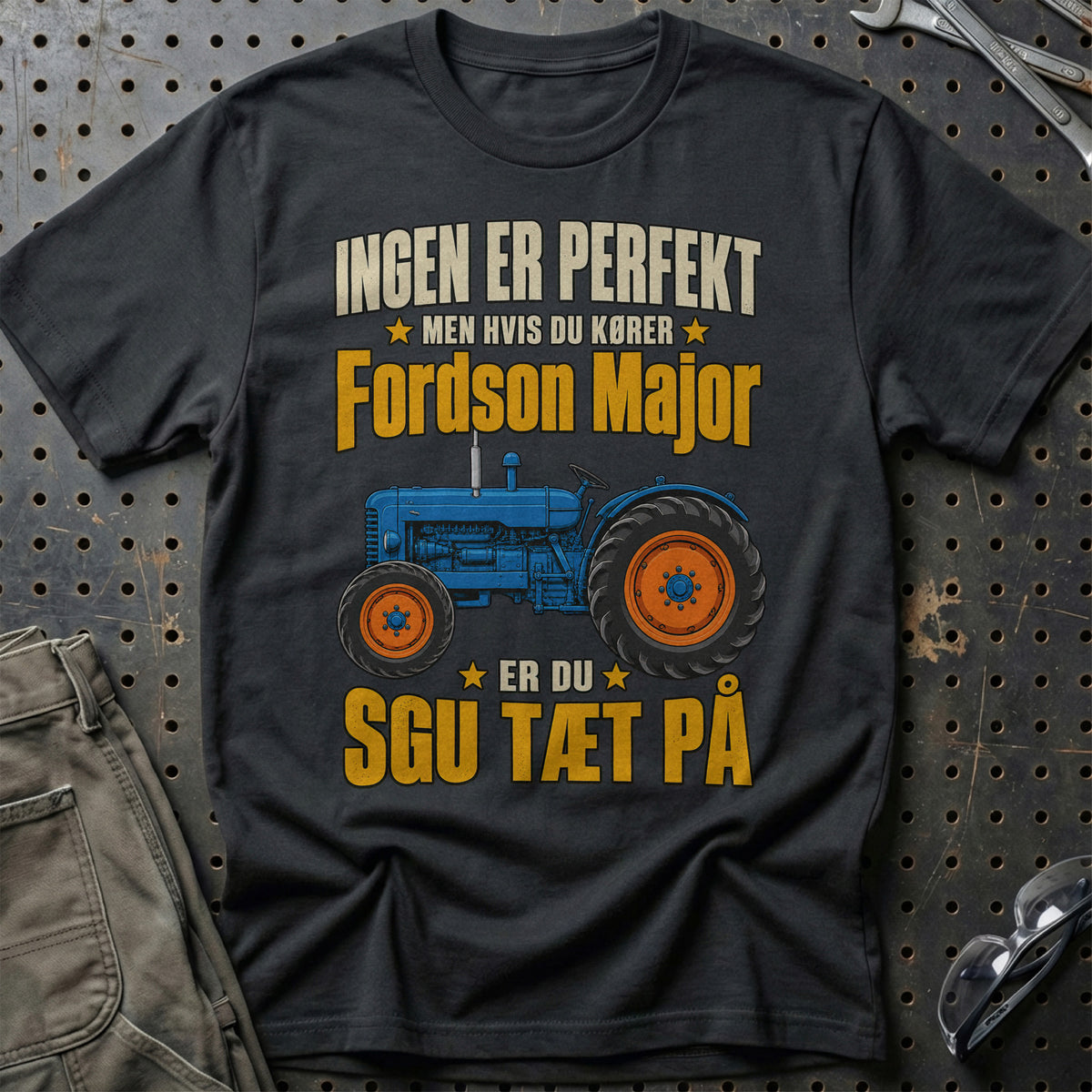 Fordson Major – Ingen Er Perfekt T-Shirt-Beklædning-Fordson-Sort-S-Garage Culture Shop- garage - man cave - merchandise