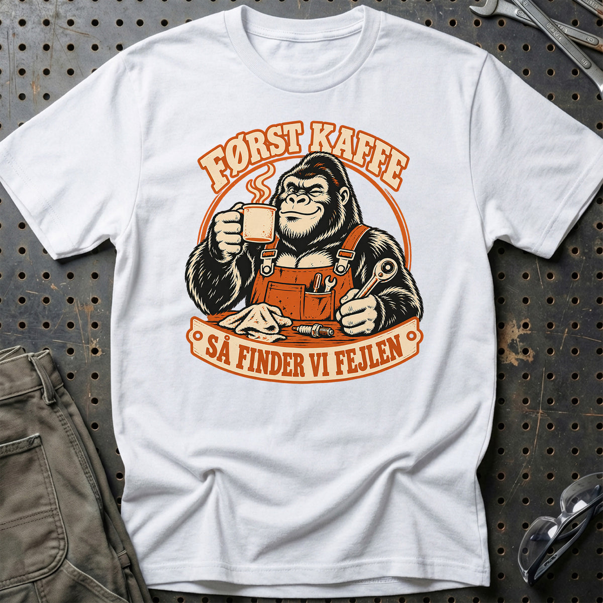 
Produktbillede af Først kaffe – Så finder vi fejlen T-Shirt