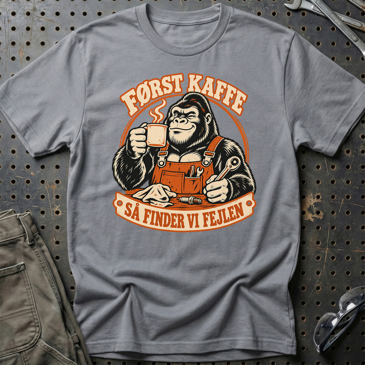 
Produktbillede af Først kaffe – Så finder vi fejlen T-Shirt
