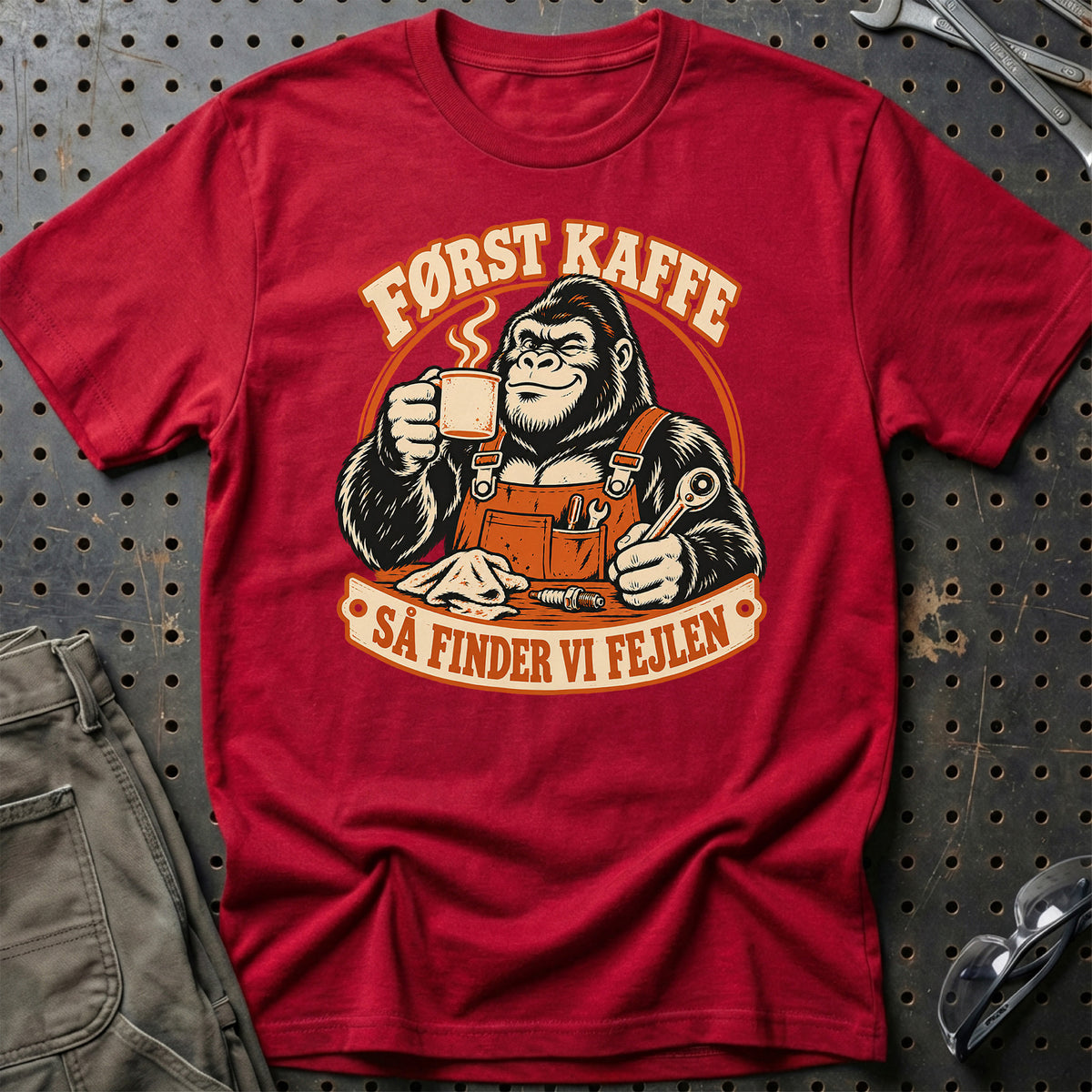 
Produktbillede af Først kaffe – Så finder vi fejlen T-Shirt