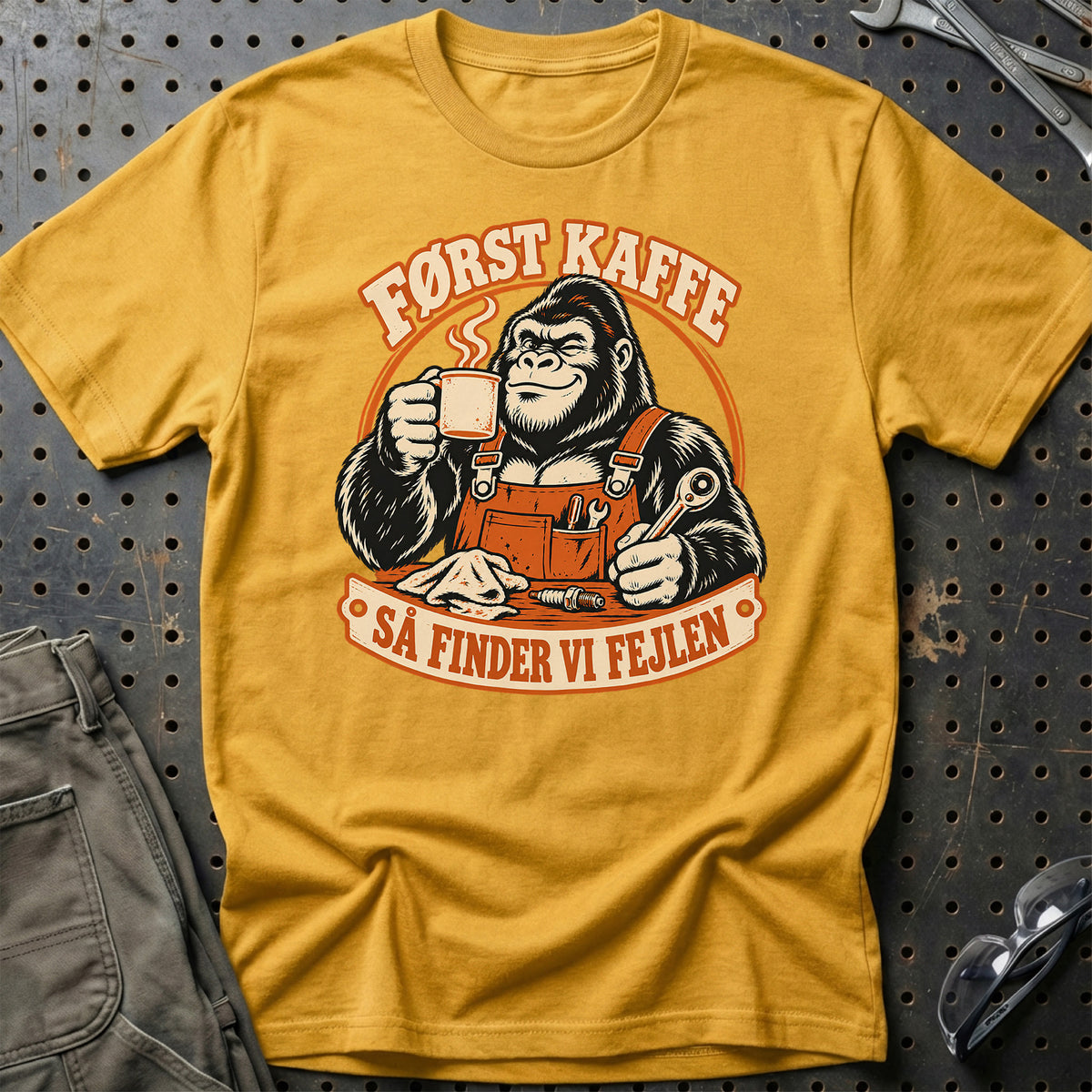 
Produktbillede af Først kaffe – Så finder vi fejlen T-Shirt