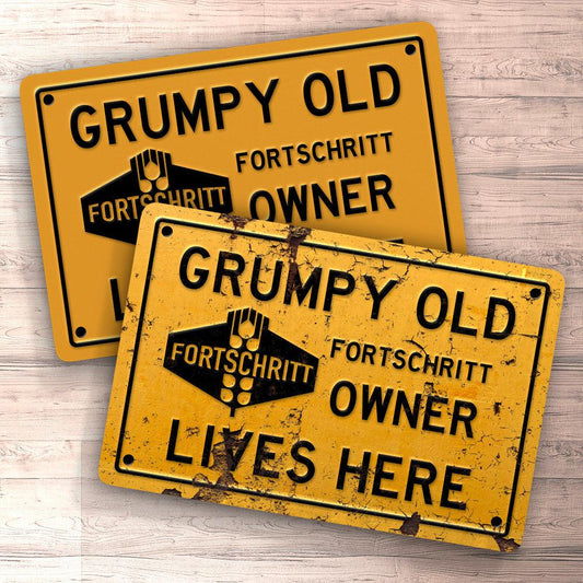 Fortschritt Grumpy Old Owner Lives Here Skilte, Musemåtte, Dørmåtte , Plakat-Skilte-Fortschritt-Garage Culture Shop- garage - man cave - merchandise