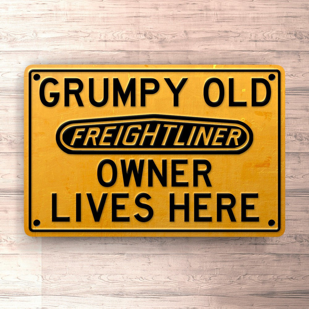 Freightliner Grumpy Old Freightliner Owner Lives Here Skilte, Musemåtte, Dørmåtte , Plakat-Skilte-Freightliner-Garage Culture Shop- garage - man cave - merchandise