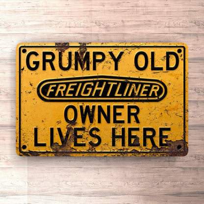 Freightliner Grumpy Old Freightliner Owner Lives Here Skilte, Musemåtte, Dørmåtte , Plakat-Skilte-Freightliner-Garage Culture Shop- garage - man cave - merchandise