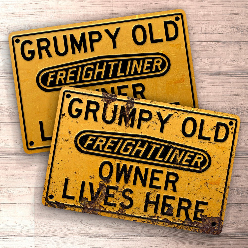 Freightliner Grumpy Old Freightliner Owner Lives Here Skilte, Musemåtte, Dørmåtte , Plakat-Skilte-Freightliner-Garage Culture Shop- garage - man cave - merchandise