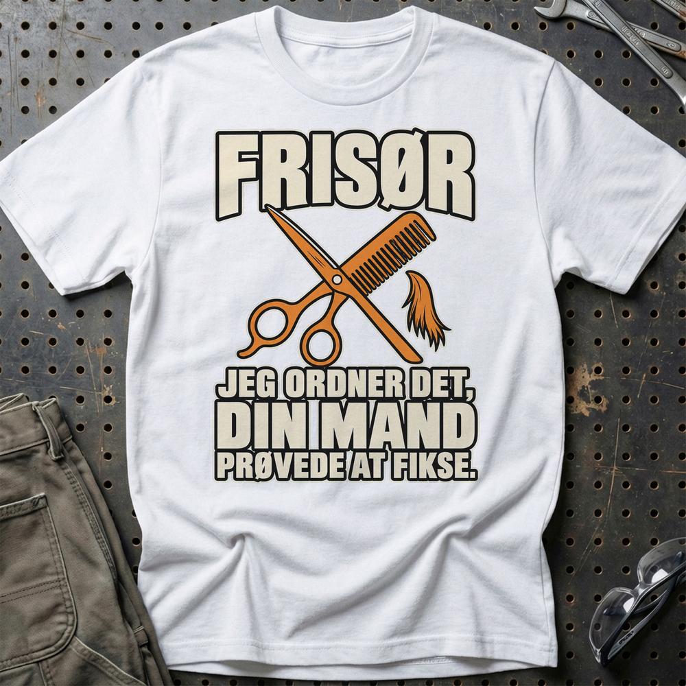 
Produktbillede af Frisør – Jeg Ordner Det, Din Mand Prøvede At Fikse T-Shirt
