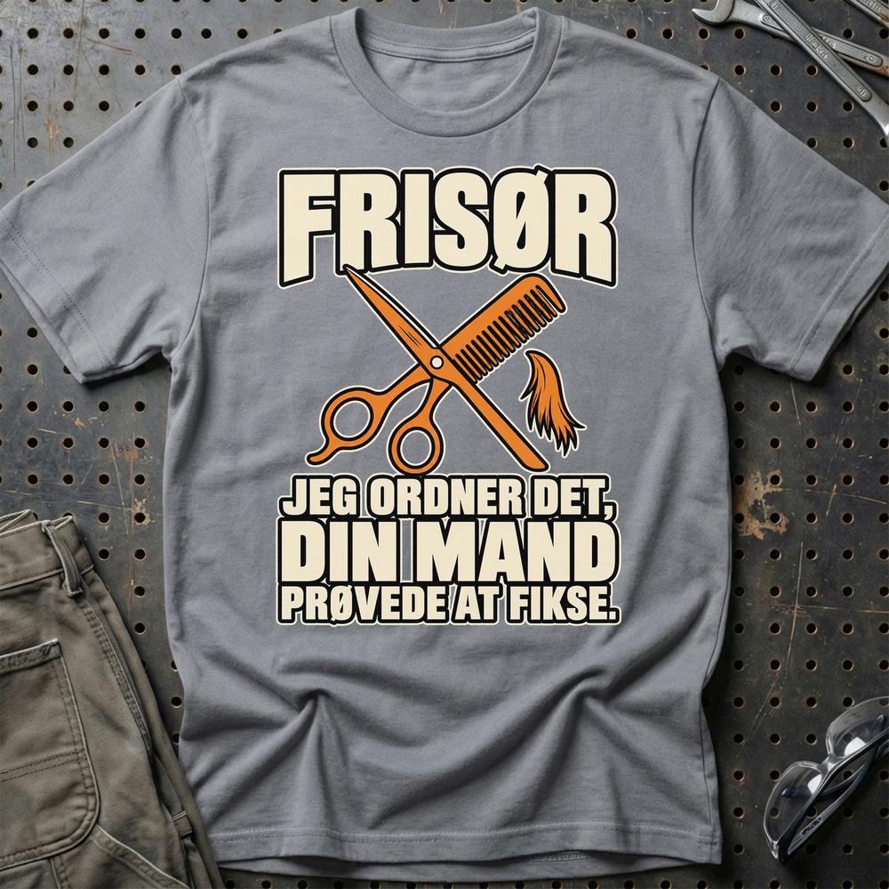 
Produktbillede af Frisør – Jeg Ordner Det, Din Mand Prøvede At Fikse T-Shirt