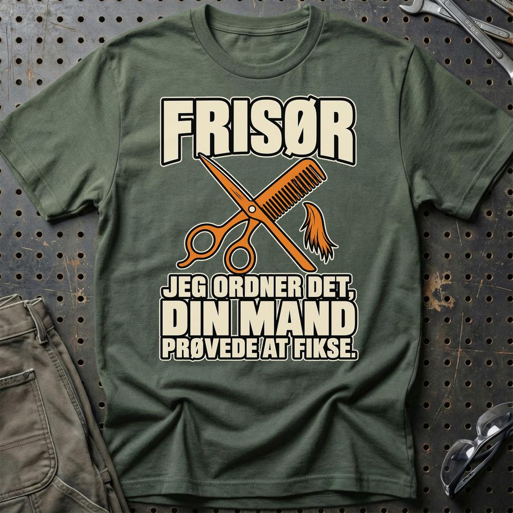 
Produktbillede af Frisør – Jeg Ordner Det, Din Mand Prøvede At Fikse T-Shirt