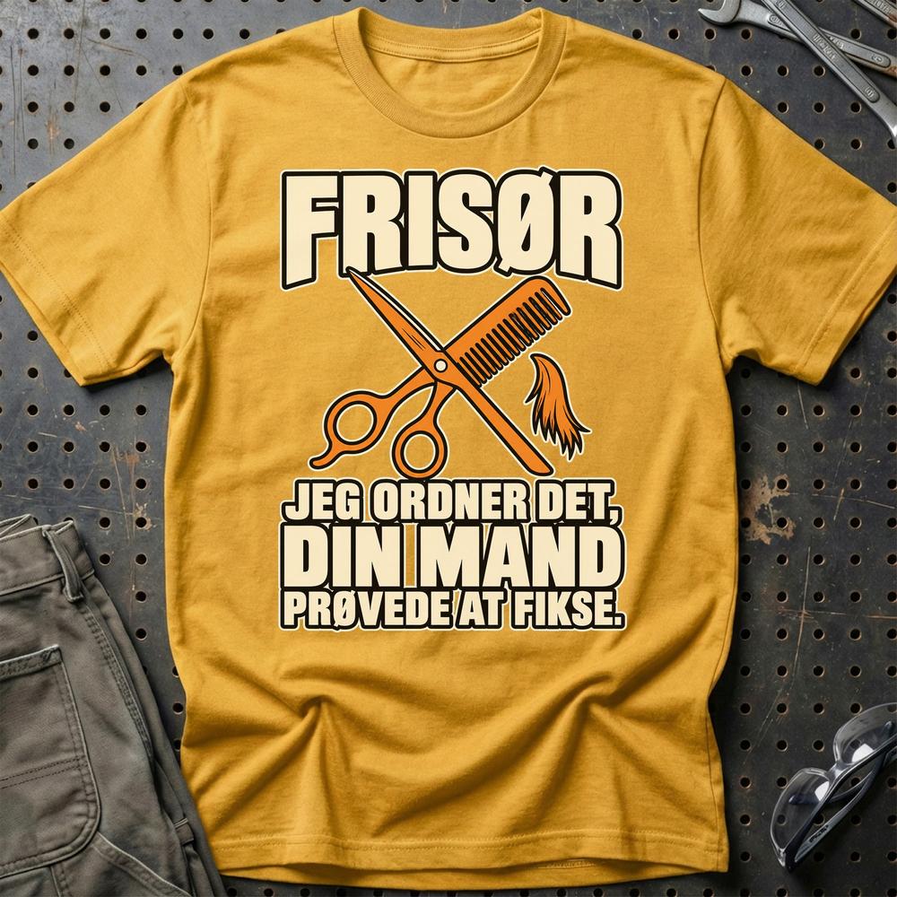 
Produktbillede af Frisør – Jeg Ordner Det, Din Mand Prøvede At Fikse T-Shirt