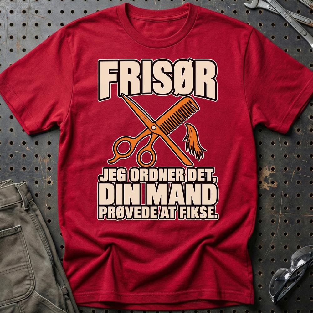 
Produktbillede af Frisør – Jeg Ordner Det, Din Mand Prøvede At Fikse T-Shirt