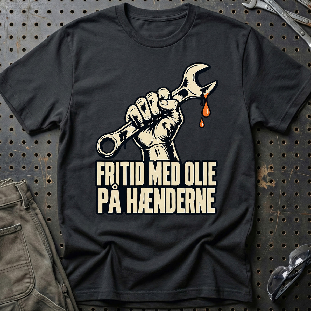 
Fritid med olie på hænderne T-Shirt – Sort