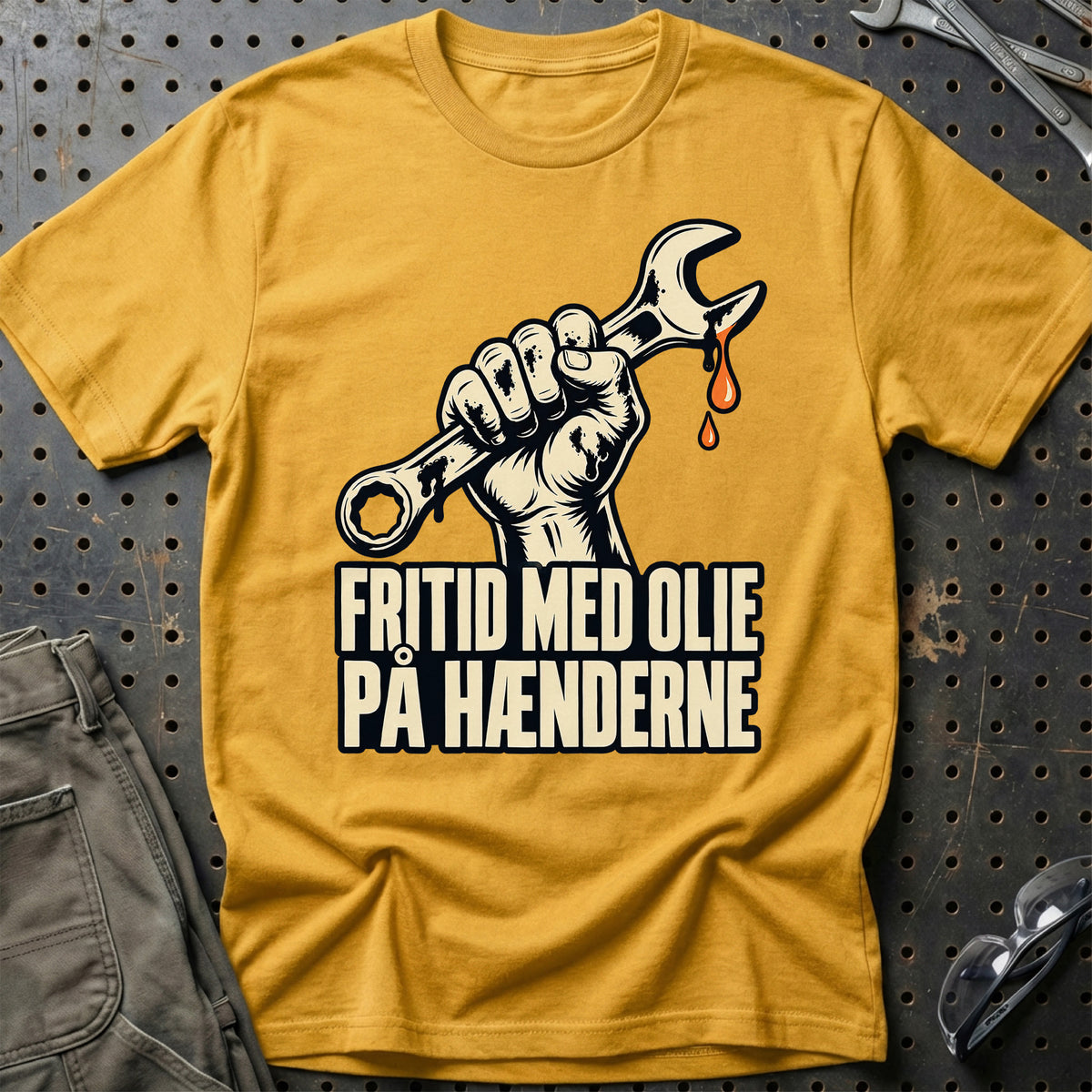 
Fritid med olie på hænderne T-Shirt – Guld