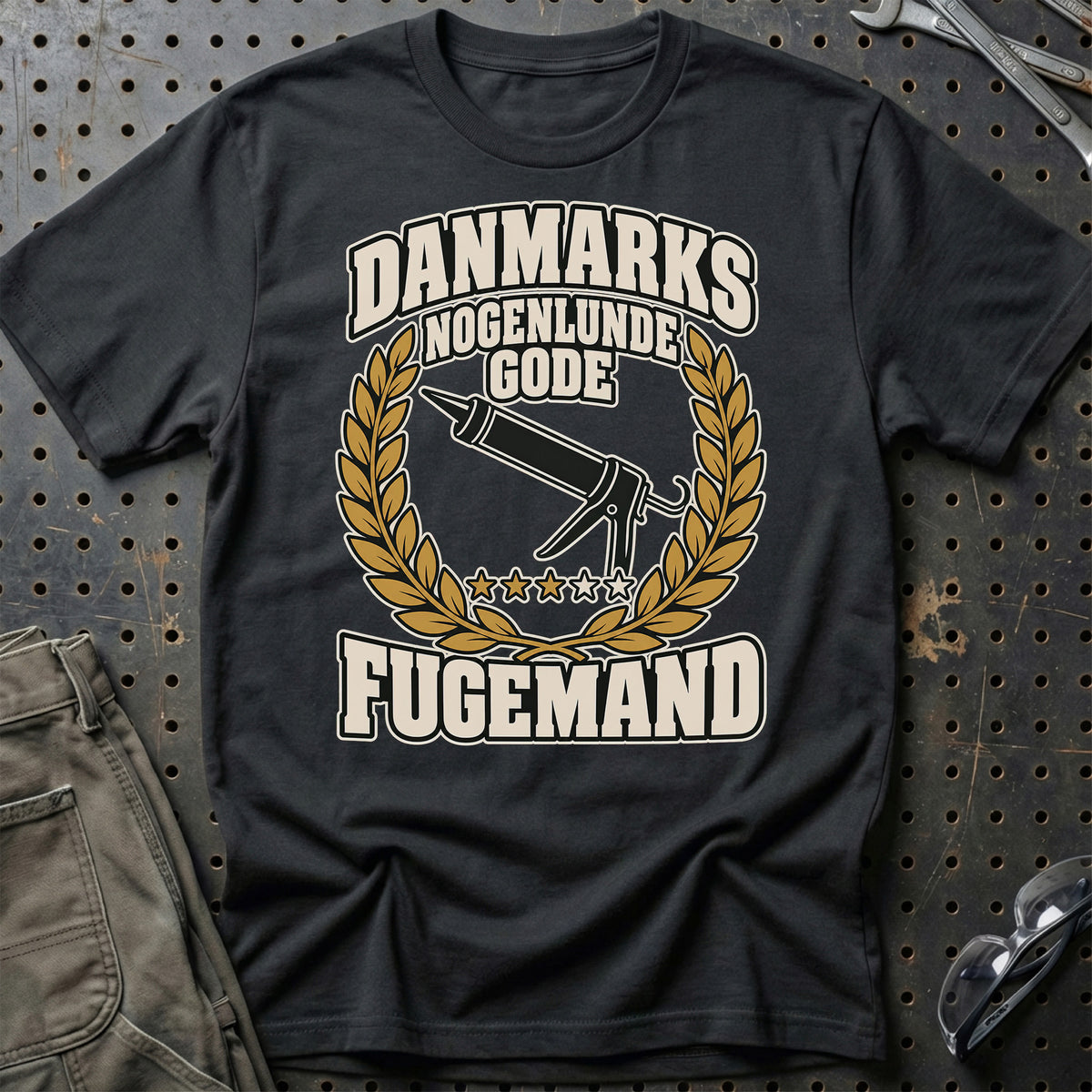 Fugemand – Danmarks Nogenlunde Gode T-Shirt-Beklædning-Garage Culture-Sort-S-Garage Culture Shop- garage - man cave - merchandise