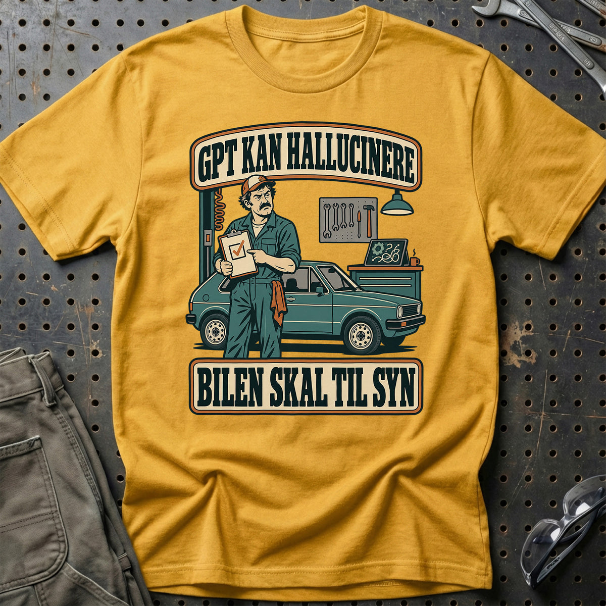 
GPT kan hallucinere – Bilen skal til syn T-Shirt – Guld