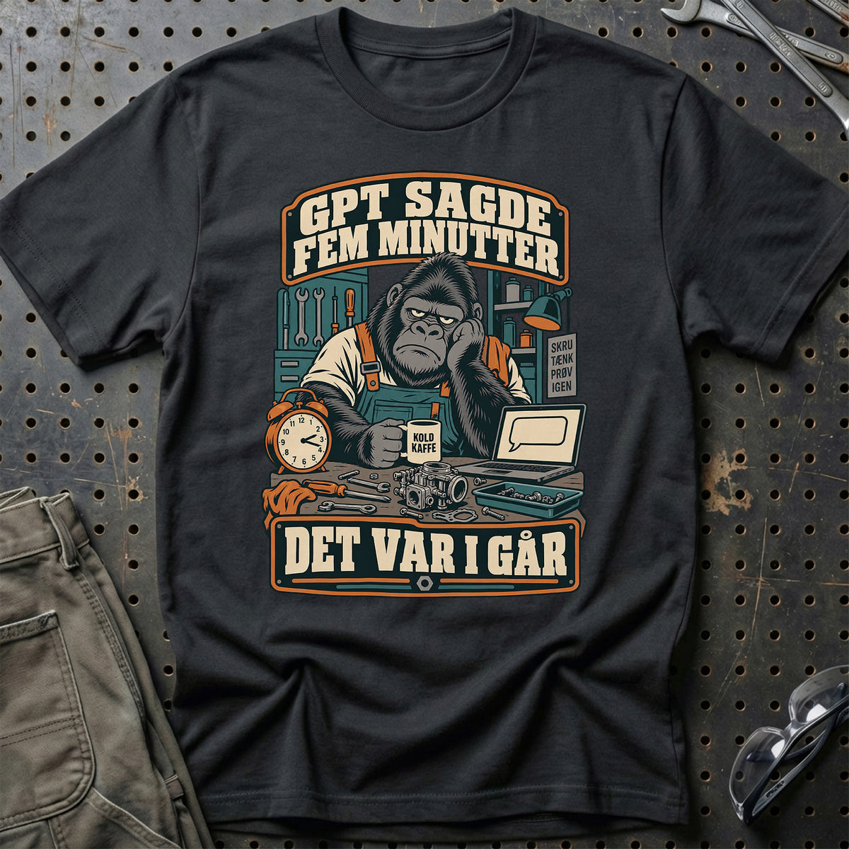 
GPT sagde fem minutter – Det var i går T-Shirt – Sort