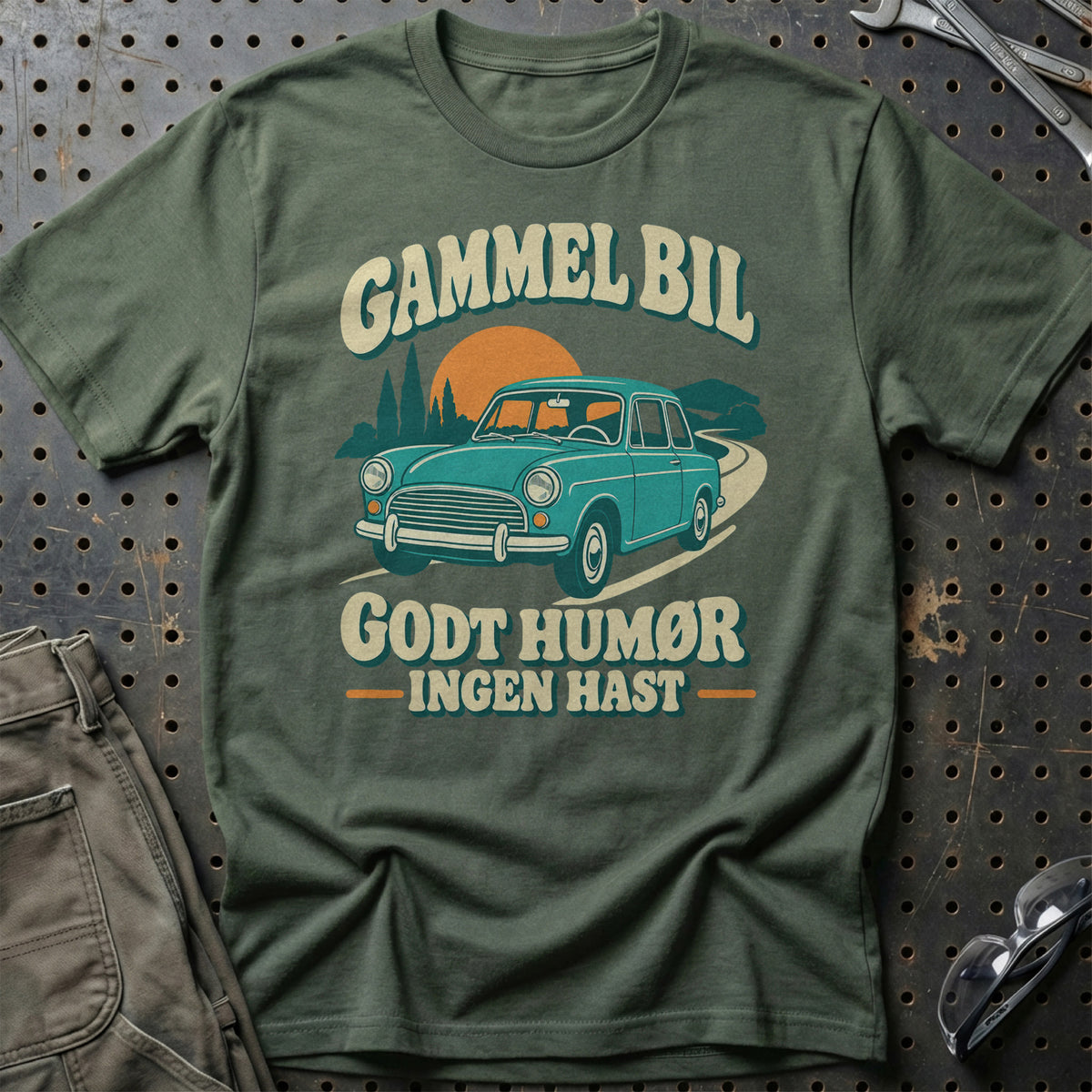 
Produktbillede af Gammel Bil – Godt Humør, Ingen Hast T-Shirt