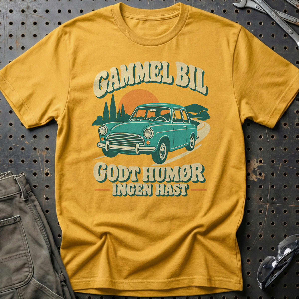 
Produktbillede af Gammel Bil – Godt Humør, Ingen Hast T-Shirt