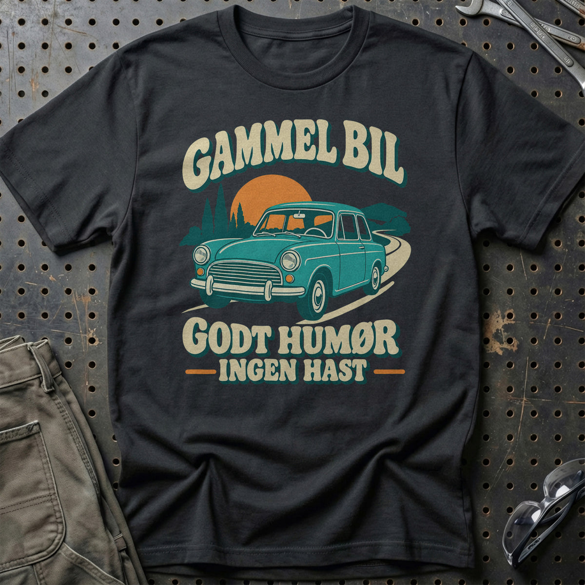 Gammel Bil – Godt Humør, Ingen Hast T-Shirt-Beklædning-Garage Culture-Sort-S-Garage Culture Shop- garage - man cave - merchandise