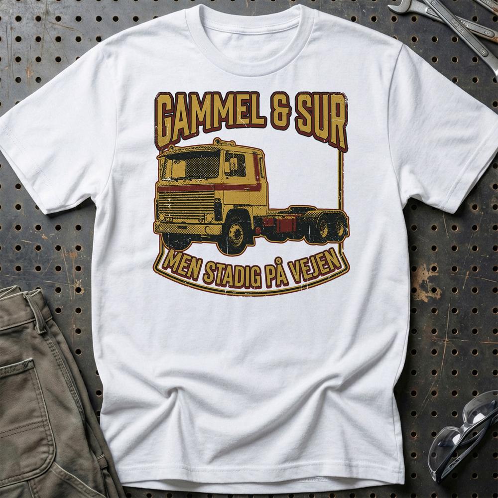 Gammel & Sur Men Stadig På Vejen Lastbil Trucker - Unisex T-Shirt , Bomuld-Beklædning-Garage Culture-Hvid-S-Garage Culture Shop- garage - man cave - merchandise
