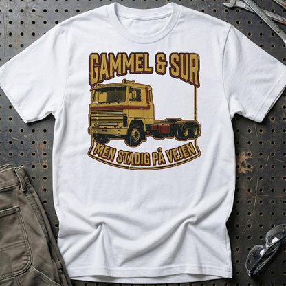 Gammel & Sur Men Stadig På Vejen Lastbil Trucker - Unisex T-Shirt , Bomuld-Beklædning-Garage Culture-Hvid-S-Garage Culture Shop- garage - man cave - merchandise