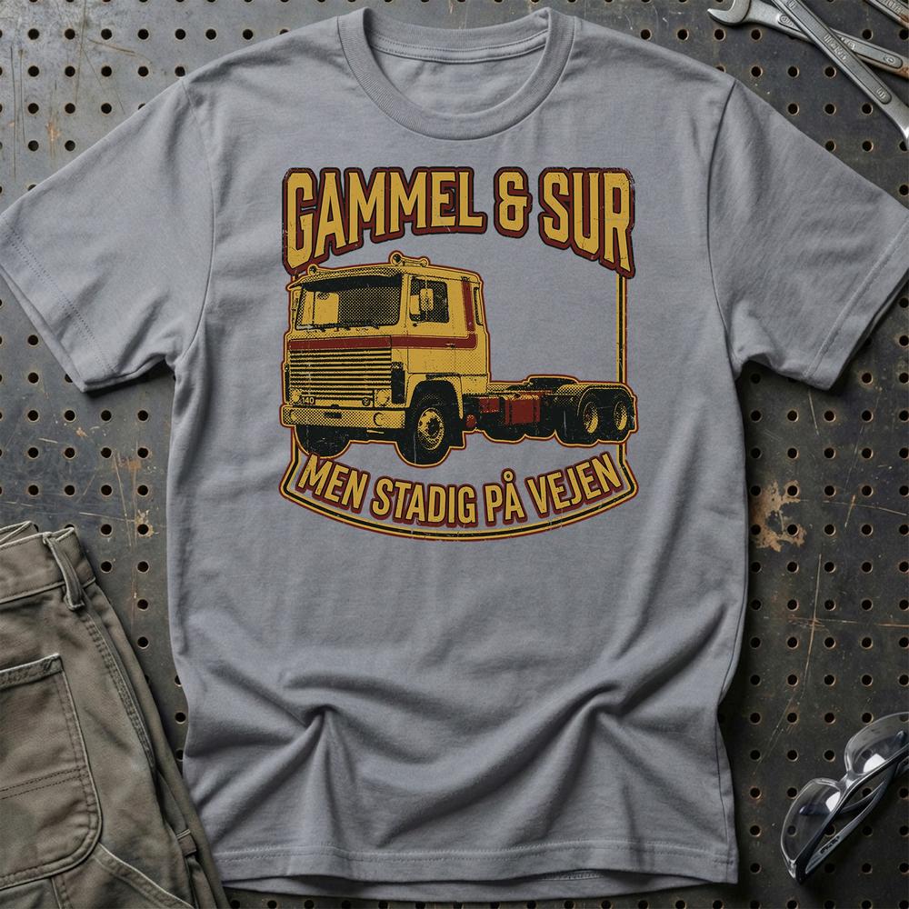 Gammel & Sur Men Stadig På Vejen Lastbil Trucker - Unisex T-Shirt , Bomuld-Beklædning-Garage Culture-Grå Sport-S-Garage Culture Shop- garage - man cave - merchandise